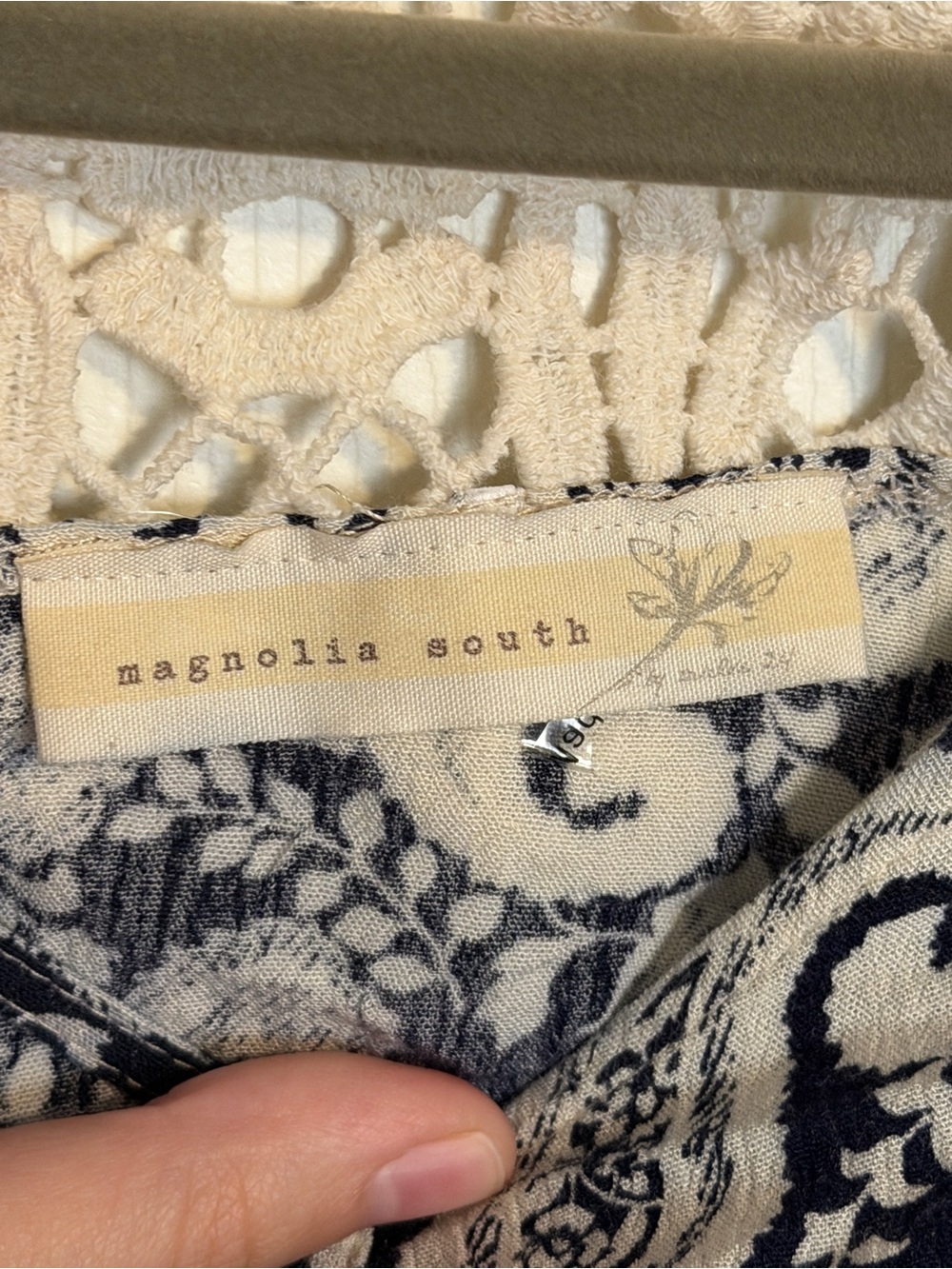 Magnolia South Paisley Boho Crochet Trim Blouse Top Size Large - Picture 8 of 8
